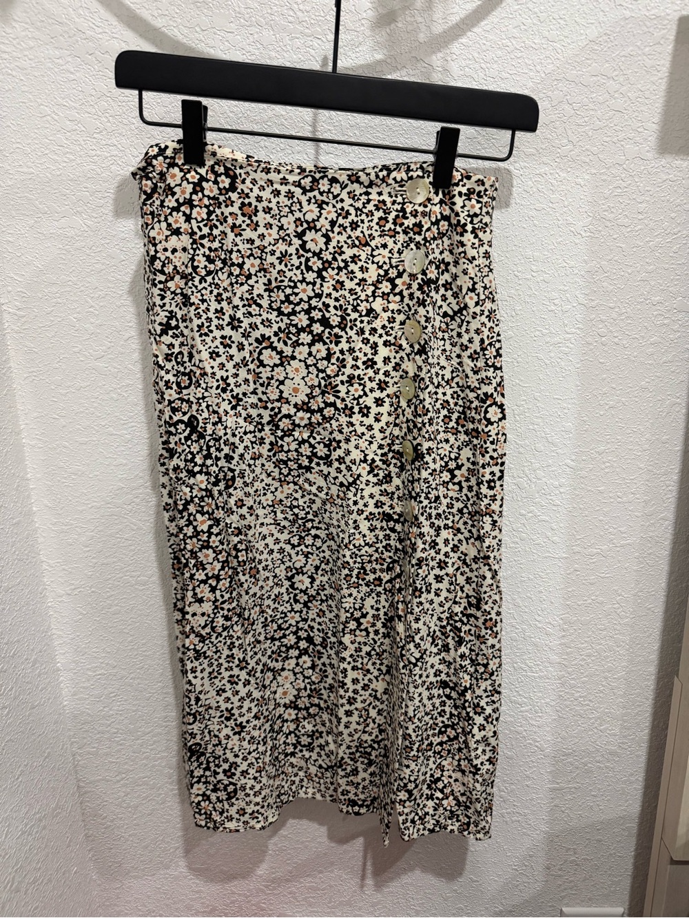 Madewell Cream Floral Button-Front Midi Skirt with Black and Tan Accents